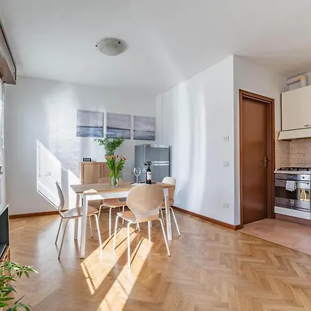 Guesthost - Parco Ducale Duplex With Parking 파르마